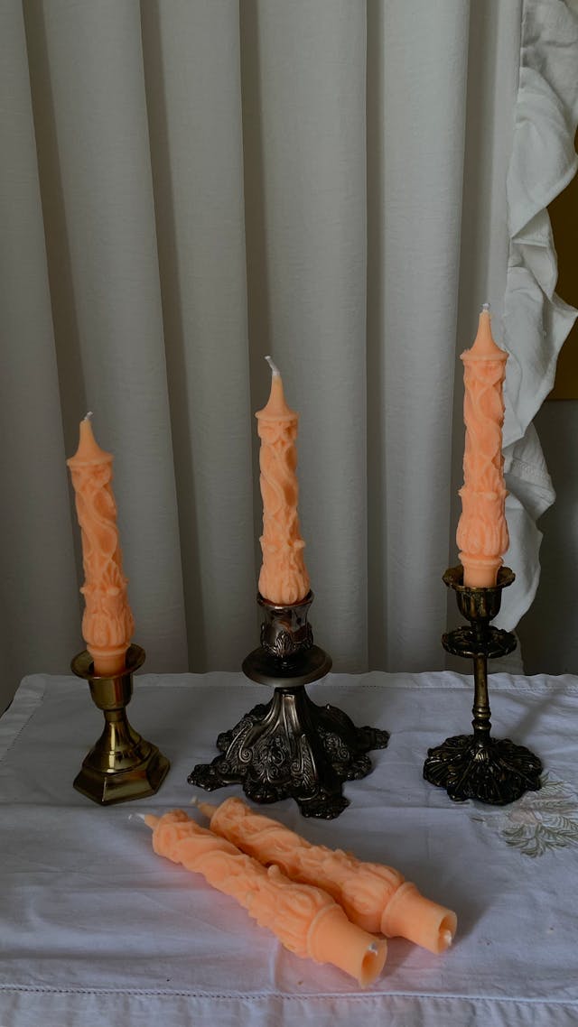 Location bougeoirs anciens - Location décoration vintage - Bougeoirs anciens - Décoration vintage - Bougeoirs anciens + bougies oranges