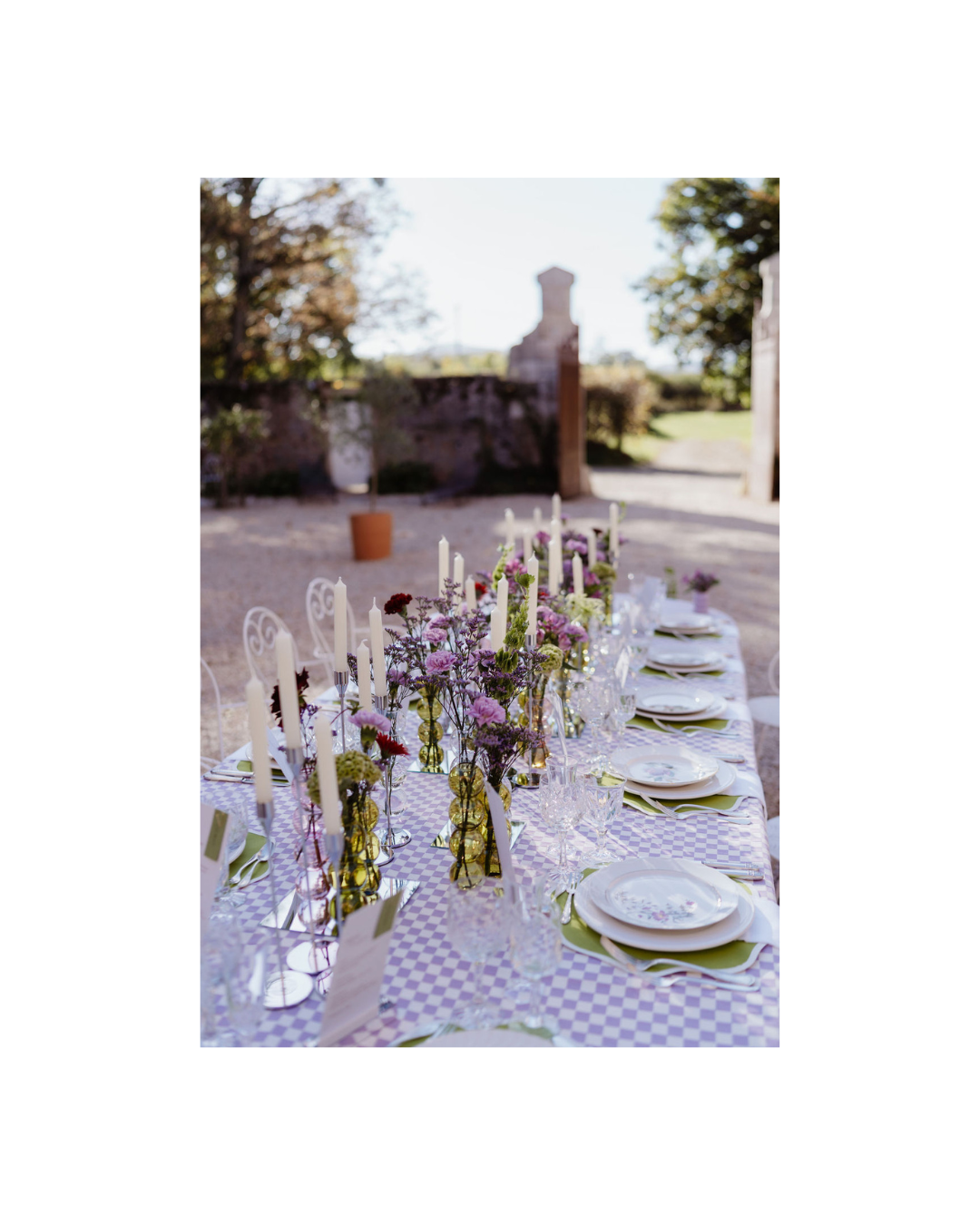 Table dressée pour le shooting d'inspiration "HISTOIRE DU TEMPS".
Crédit photo : @beajouy.photographe
Publiée prochainement sur @lasoeurdelamariee
La Team HISTOIRE DU TEMPS :
Wedding planner & Direction artistique : @carrement_mariage
Lieu de réception : @domainedetourieux
Photographes : @ameliecharlet.photographie @beajouy.photographe
Vidéaste : @alexandrasch.films
Mise en beauté - MUAH : @virginie_dsfn
Assistante MUAH : @camille.muah
Papeterie : @jodieatelier
Fleuriste : @jacintheetlilas
Paper florist : @brindesev
Wedding cake : @loongateaux
Créatrice robe & combinaison des mariées : @atelier_mahie
Accessoires & boucles d’oreille : @constella.design
Alliances, bagues & pendentif : @chavanybijouterie
Costume Timothé (Lilas) : @leguillou_boutiques
Costume Giuseppe (Bleu nuit) : @surmon31
Modèles Alexandra & Timothé : @alexandra_parm @timo_meniere @modelcouple_timo_alex
Modèles Sylvie & Giuseppe : @sylvie_gotti @giuseppemodel
Location voiture : @les.4coeurs
Livre d’or audio : @majoliemessagerie
Location vaisselle & décoration vintage : @vintage.maison1891
Créatrice de contenu : @agencestories
Maison 1891, Location de vaisselle ancienne, location vaisselle Lyon, vaisselle ancienne