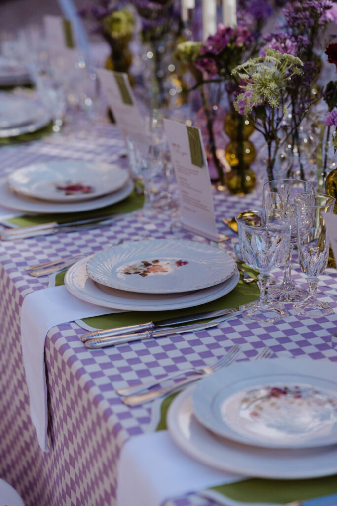 Table dressée pour le shooting d'inspiration mariage "HISTOIRE DU TEMPS". La nappe vichy est de couleurs blanche et lavande. De jolis vases bulbes verticaux de couleurs verte, lavande, bordeaux agrémentés de fleurs dans les mêmes tons ainsi que des bougeoirs argentés de différentes tailles agrémentent le centre de table. La vaisselle vintage fleurie dans les tons blanc, lavande et bordeaux de Maison 1891 vient rehausser cette table. Les verres anciens (eau, vin et champagne) sont en cristal. Les 6 couverts par convive sont en métal argenté. C'est une table des grands jours, pour des évènements élégants et chics.
Crédit photo : @beajouy.photographe
Publié prochainement sur @lasoeurdelamariee
La Team HISTOIRE DU TEMPS :
Wedding planner & Direction artistique : @carrement_mariage
Lieu de réception : @domainedetourieux
Photographes : @ameliecharlet.photographie @beajouy.photographe
Vidéaste : @alexandrasch.films
Mise en beauté - MUAH : @virginie_dsfn
Assistante MUAH : @camille.muah
Papeterie : @jodieatelier
Fleuriste : @jacintheetlilas
Paper florist : @brindesev
Wedding cake : @loongateaux
Créatrice robe & combinaison des mariées : @atelier_mahie
Accessoires & boucles d’oreille : @constella.design
Alliances, bagues & pendentif : @chavanybijouterie
Costume Timothé (Lilas) : @leguillou_boutiques
Costume Giuseppe (Bleu nuit) : @surmon31
Modèles Alexandra & Timothé : @alexandra_parm @timo_meniere @modelcouple_timo_alex
Modèles Sylvie & Giuseppe : @sylvie_gotti @giuseppemodel
Location voiture : @les.4coeurs
Livre d’or audio : @majoliemessagerie
Location vaisselle & décoration vintage : @vintage.maison1891
Créatrice de contenu : @agencestories