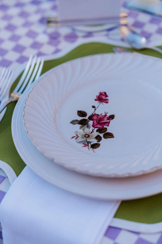 Détails de Table dressée pour le shooting d'inspiration mariage "HISTOIRE DU TEMPS". La nappe vichy est de couleurs blanche et lavande. De jolis vases bulbes verticaux de couleurs verte, lavande, bordeaux agrémentés de fleurs dans les mêmes tons ainsi que des bougeoirs argentés de différentes tailles agrémentent le centre de table. La vaisselle vintage fleurie dans les tons blanc, lavande et bordeaux de Maison 1891 vient rehausser cette table. Les verres anciens (eau, vin et champagne) sont en cristal. Les 6 couverts par convive sont en métal argenté. C'est une table des grands jours, pour des évènements élégants et chics.
Crédit photo : @beajouy.photographe
Publié prochainement sur @lasoeurdelamariee
La Team HISTOIRE DU TEMPS :
Wedding planner & Direction artistique : @carrement_mariage
Lieu de réception : @domainedetourieux
Photographes : @ameliecharlet.photographie @beajouy.photographe
Vidéaste : @alexandrasch.films
Mise en beauté - MUAH : @virginie_dsfn
Assistante MUAH : @camille.muah
Papeterie : @jodieatelier
Fleuriste : @jacintheetlilas
Paper florist : @brindesev
Wedding cake : @loongateaux
Créatrice robe & combinaison des mariées : @atelier_mahie
Accessoires & boucles d’oreille : @constella.design
Alliances, bagues & pendentif : @chavanybijouterie
Costume Timothé (Lilas) : @leguillou_boutiques
Costume Giuseppe (Bleu nuit) : @surmon31
Modèles Alexandra & Timothé : @alexandra_parm @timo_meniere @modelcouple_timo_alex
Modèles Sylvie & Giuseppe : @sylvie_gotti @giuseppemodel
Location voiture : @les.4coeurs
Livre d’or audio : @majoliemessagerie
Location vaisselle & décoration vintage : @vintage.maison1891
Créatrice de contenu : @agencestories