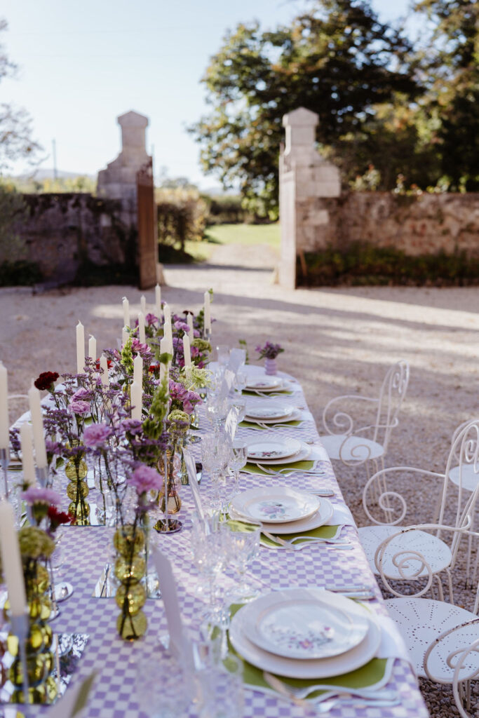 Table dressée pour le shooting d'inspiration mariage "HISTOIRE DU TEMPS". La nappe vichy est de couleurs blanche et lavande. De jolis vases bulbes verticaux de couleurs verte, lavande, bordeaux agrémentés de fleurs dans les mêmes tons ainsi que des bougeoirs argentés de différentes tailles agrémentent le centre de table. La vaisselle vintage fleurie dans les tons blanc, lavande et bordeaux de Maison 1891 vient rehausser cette table. Les verres anciens (eau, vin et champagne) sont en cristal. Les 6 couverts par convive sont en métal argenté. C'est une table des grands jours, pour des évènements élégants et chics.
Crédit photo : @beajouy.photographe
Publié prochainement sur @lasoeurdelamariee
La Team HISTOIRE DU TEMPS :
Wedding planner & Direction artistique : @carrement_mariage
Lieu de réception : @domainedetourieux
Photographes : @ameliecharlet.photographie @beajouy.photographe
Vidéaste : @alexandrasch.films
Mise en beauté - MUAH : @virginie_dsfn
Assistante MUAH : @camille.muah
Papeterie : @jodieatelier
Fleuriste : @jacintheetlilas
Paper florist : @brindesev
Wedding cake : @loongateaux
Créatrice robe & combinaison des mariées : @atelier_mahie
Accessoires & boucles d’oreille : @constella.design
Alliances, bagues & pendentif : @chavanybijouterie
Costume Timothé (Lilas) : @leguillou_boutiques
Costume Giuseppe (Bleu nuit) : @surmon31
Modèles Alexandra & Timothé : @alexandra_parm @timo_meniere @modelcouple_timo_alex
Modèles Sylvie & Giuseppe : @sylvie_gotti @giuseppemodel
Location voiture : @les.4coeurs
Livre d’or audio : @majoliemessagerie
Location vaisselle & décoration vintage : @vintage.maison1891
Créatrice de contenu : @agencestories